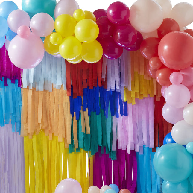 Bunte Wanddekoration Girlanden und Luftballons