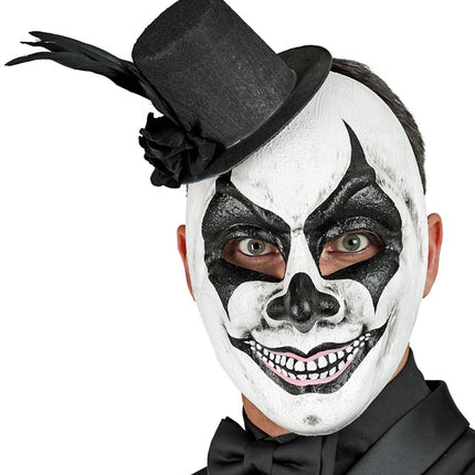 MASKENTHEATER MIT HUT