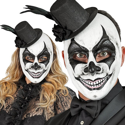 MASKENTHEATER MIT HUT