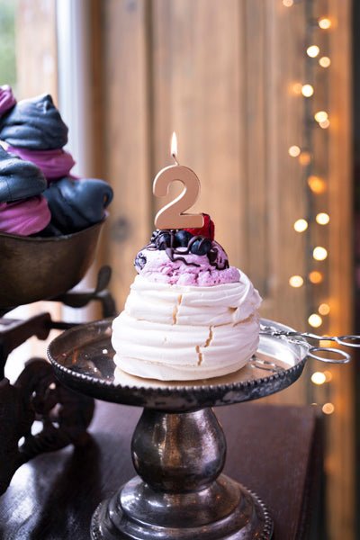 2 Jaar Kaars Rose Goud 9cm van Partydeco koop je bij Partywinkel