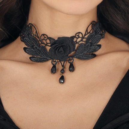 Schwarze Halskette mit Rosenstickerei