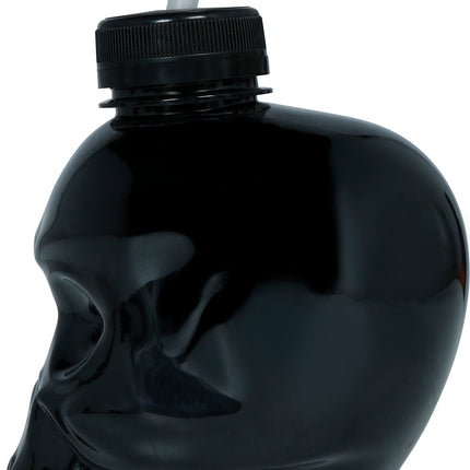Schwarzer Becher mit Totenkopf und Strohhalm