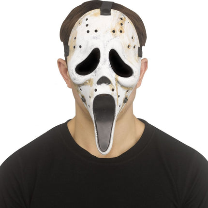 Ghostface Maske getragen