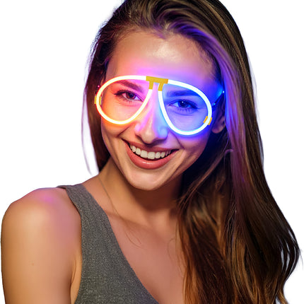 Farbige Gläser leuchten im Dunkeln