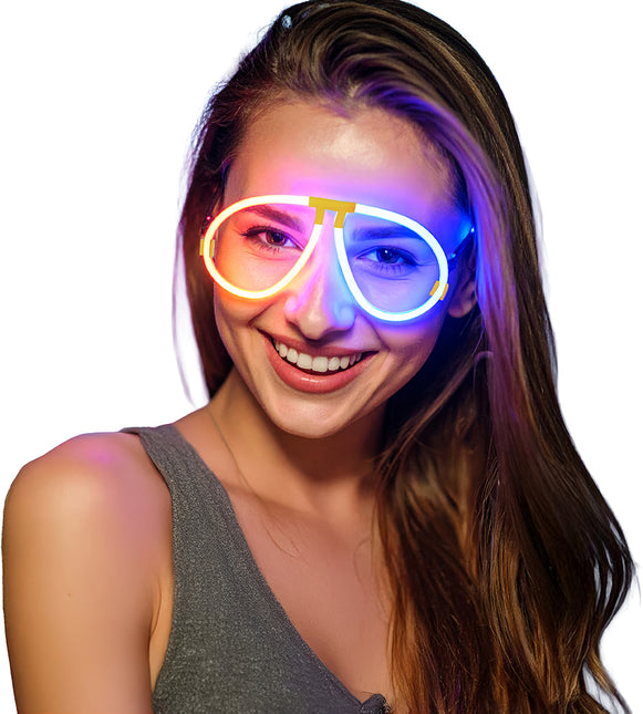 Farbige Gläser leuchten im Dunkeln