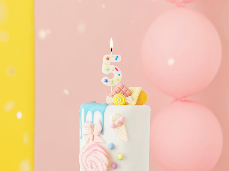 5 Jaar Kaars Gekleurd 10cm van Partydeco koop je bij Partywinkel
