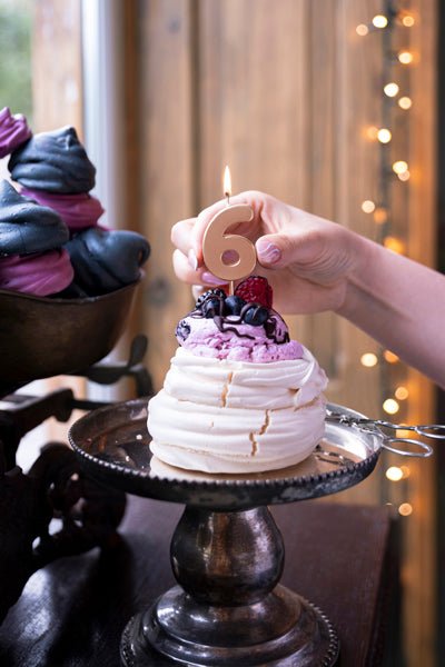 6 Jaar Kaars Rose Goud 9cm van Partydeco koop je bij Partywinkel