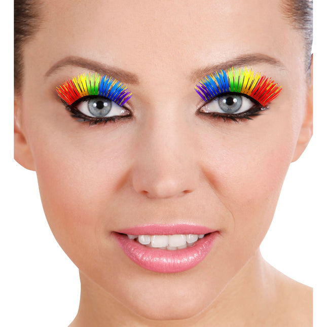 Falsche Wimpern in Regenbogenfarben