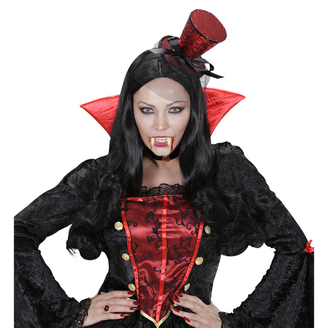 VAMPIRZAHN LEUCHTET IN DER DUNKELHEIT