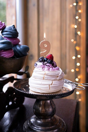 9 Jaar Kaars Rose Goud 9cm van Partydeco koop je bij Partywinkel