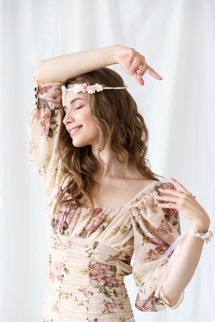 Bloemen Haarband Perzikkleurig van Partydeco koop je bij Partywinkel