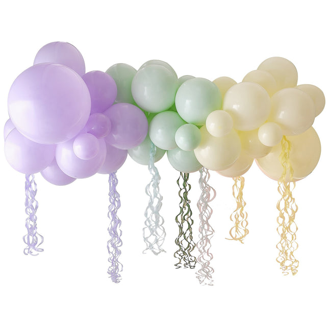 Bunter Ballonbogen mit Quasten