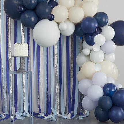 Blauer Ballonbogen mit Girlanden 3m