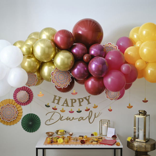 Bunter Ballonbogen mit Papierfächern