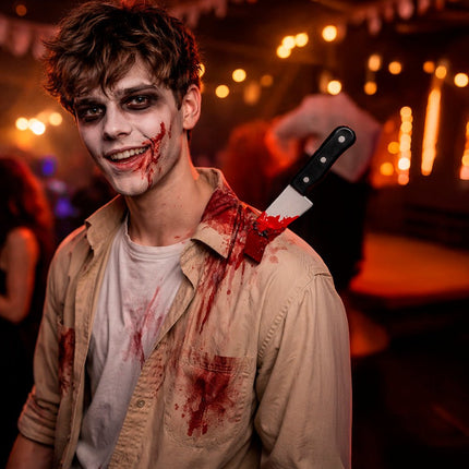 Halloween Nep Mes In Schouder van Fiestas Guirca koop je bij Partywinkel