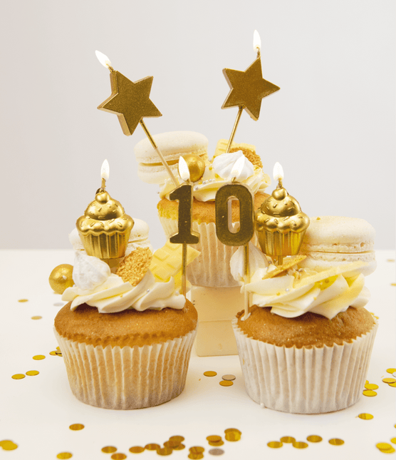 Kaarsjes 10 Jaar Cupcake Goud 17,5cm van Paper Dreams koop je bij Partywinkel