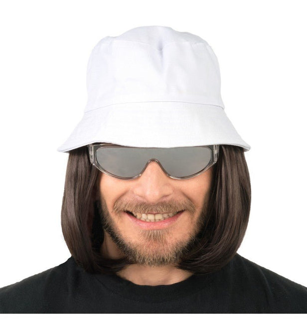Lorenzo – Donkerbruine Haarpruik met Witte Bucket Hat van CHAKS koop je bij Partywinkel