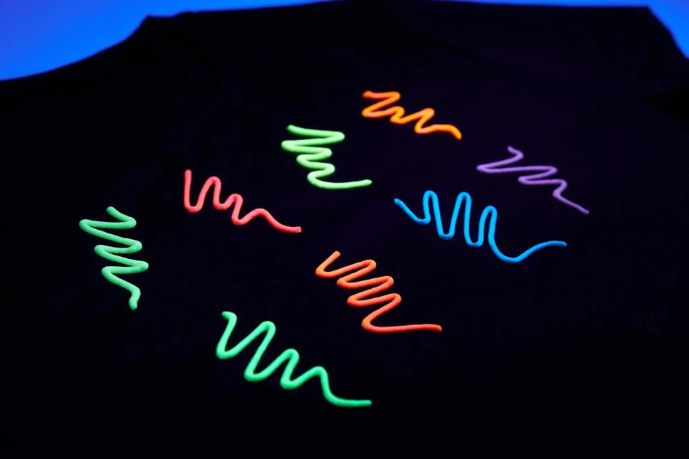 Moon Glow Glow in the Dark Fabric Paint Pink 30ml van Moon Creations koop je bij Partywinkel