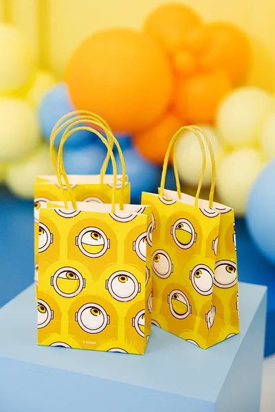 Papieren cadeauzakjes Minions, 12x15,5x6 cm, geel van Partydeco koop je bij Partywinkel